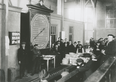 875271 Afbeelding van de nieuwe veilingklok van de Groenten- en Vruchtenveilingen (Catharijnekade 18) in Wijk C te ...